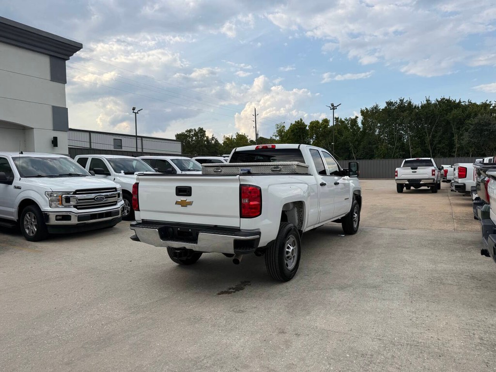 Chevrolet Silverado 2500HD Vehicle Full-screen Gallery Image 05