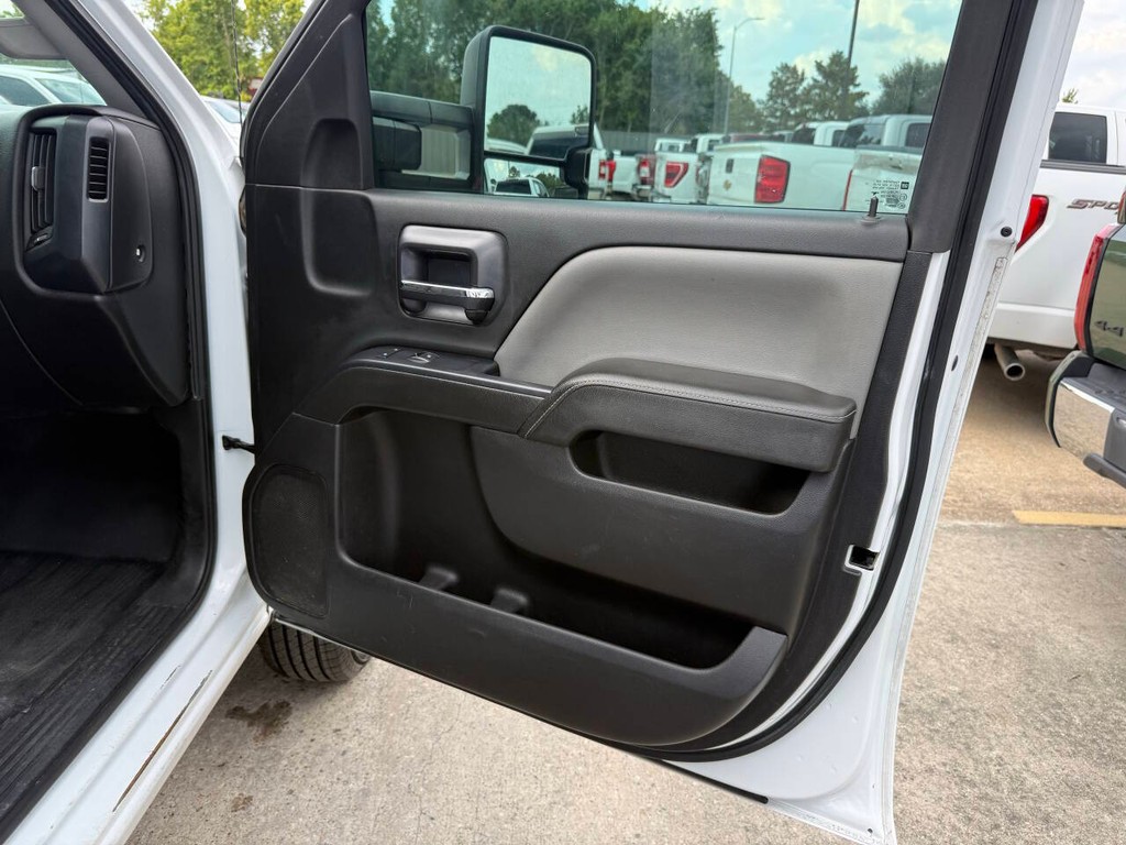 Chevrolet Silverado 2500HD Vehicle Full-screen Gallery Image 11