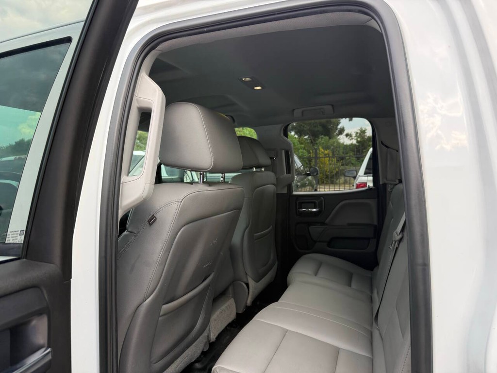 Chevrolet Silverado 2500HD Vehicle Full-screen Gallery Image 12