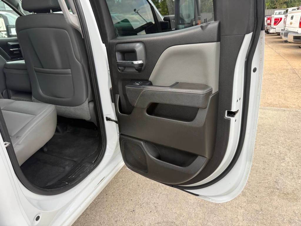 Chevrolet Silverado 2500HD Vehicle Full-screen Gallery Image 16