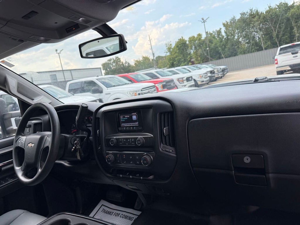 Chevrolet Silverado 2500HD Vehicle Full-screen Gallery Image 17