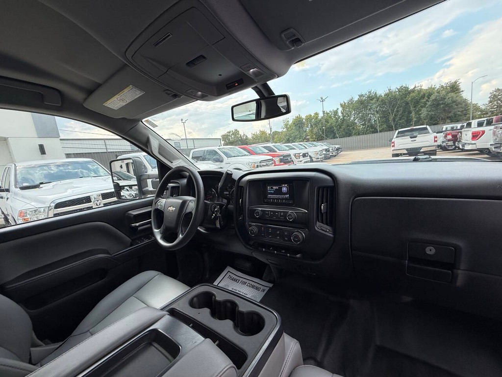 Chevrolet Silverado 2500HD Vehicle Full-screen Gallery Image 18