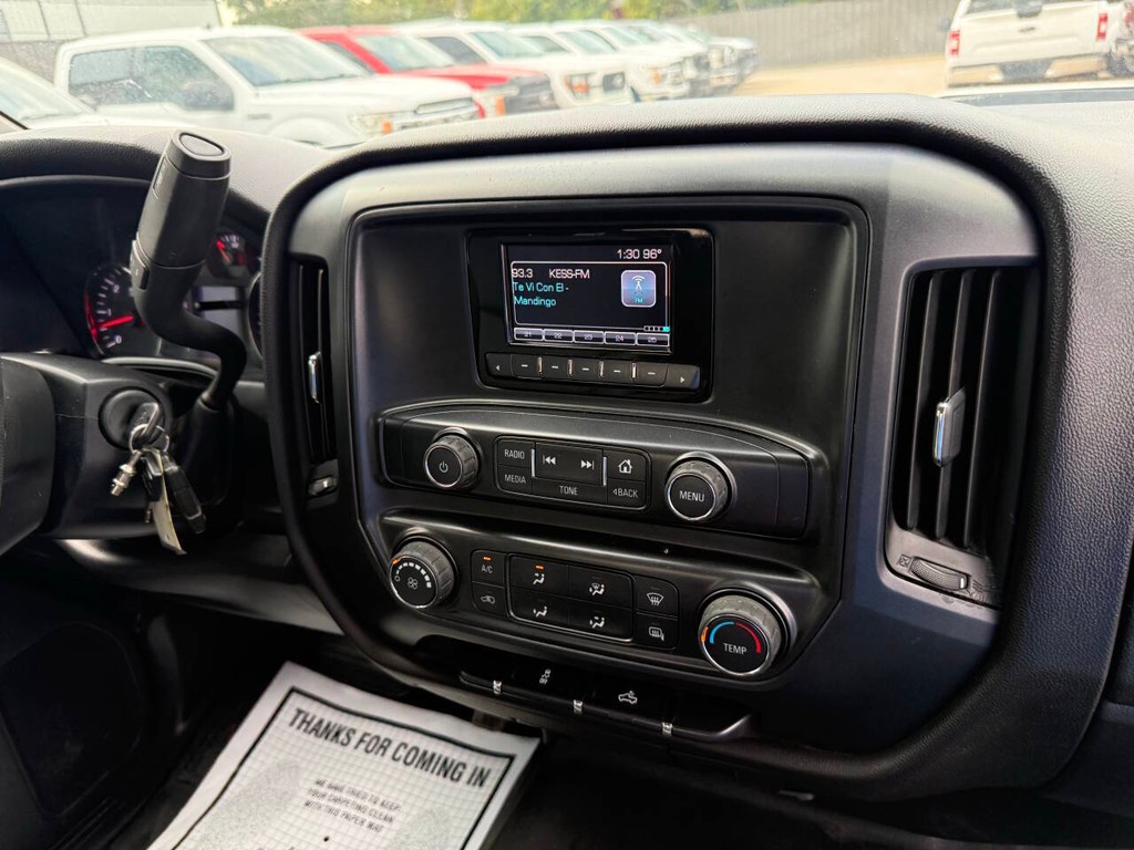 Chevrolet Silverado 2500HD Vehicle Full-screen Gallery Image 22
