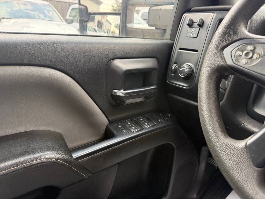 Chevrolet Silverado 2500HD Vehicle Full-screen Gallery Image 26