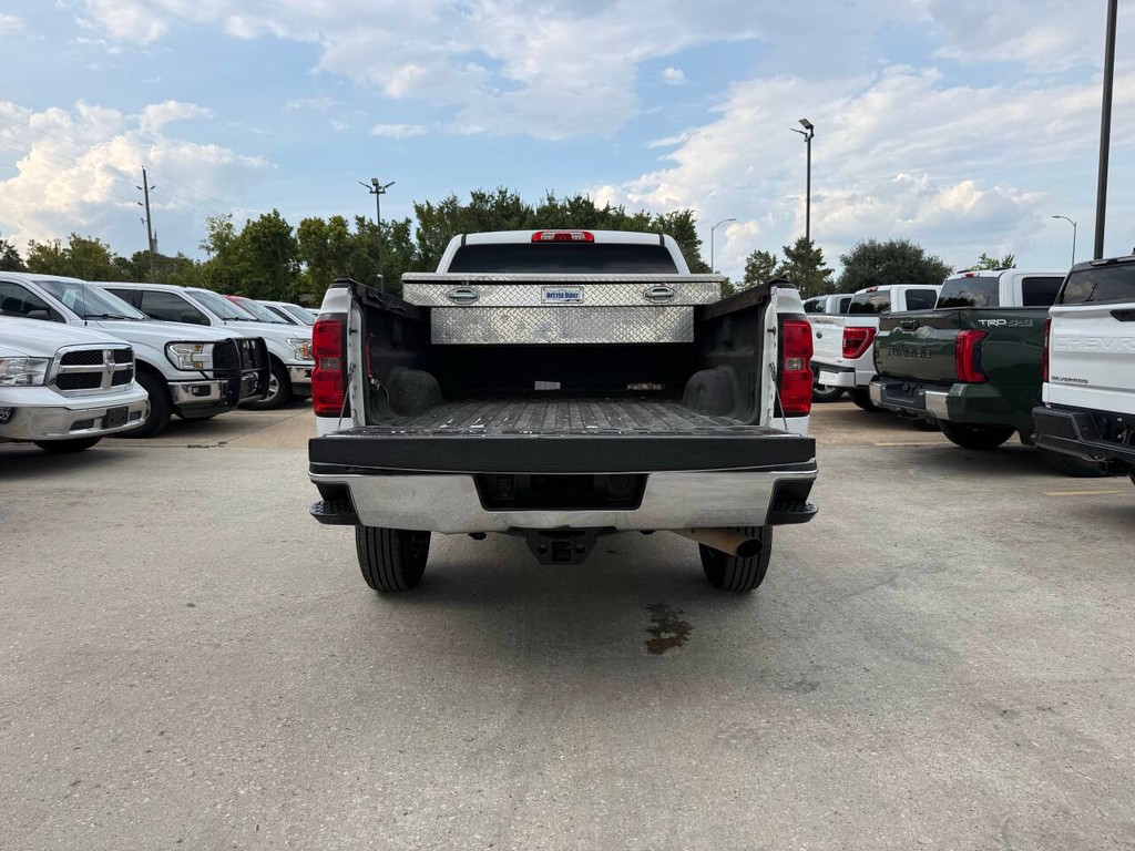 Chevrolet Silverado 2500HD Vehicle Full-screen Gallery Image 32