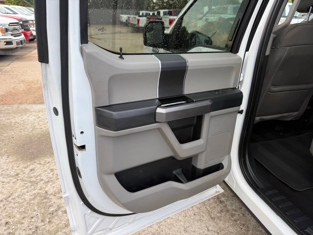 Ford F-150 Vehicle Full-screen Gallery Image 14