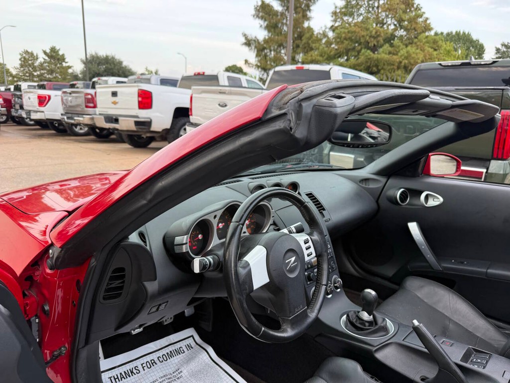 Nissan 350Z Vehicle Full-screen Gallery Image 06