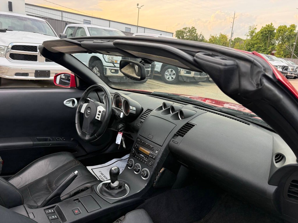 Nissan 350Z Vehicle Full-screen Gallery Image 09