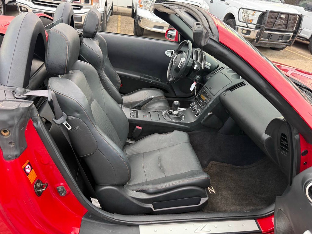 Nissan 350Z Vehicle Full-screen Gallery Image 10