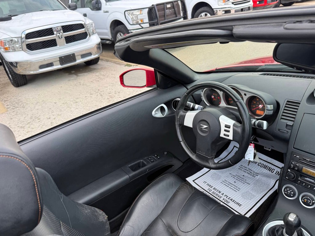 Nissan 350Z Vehicle Full-screen Gallery Image 14