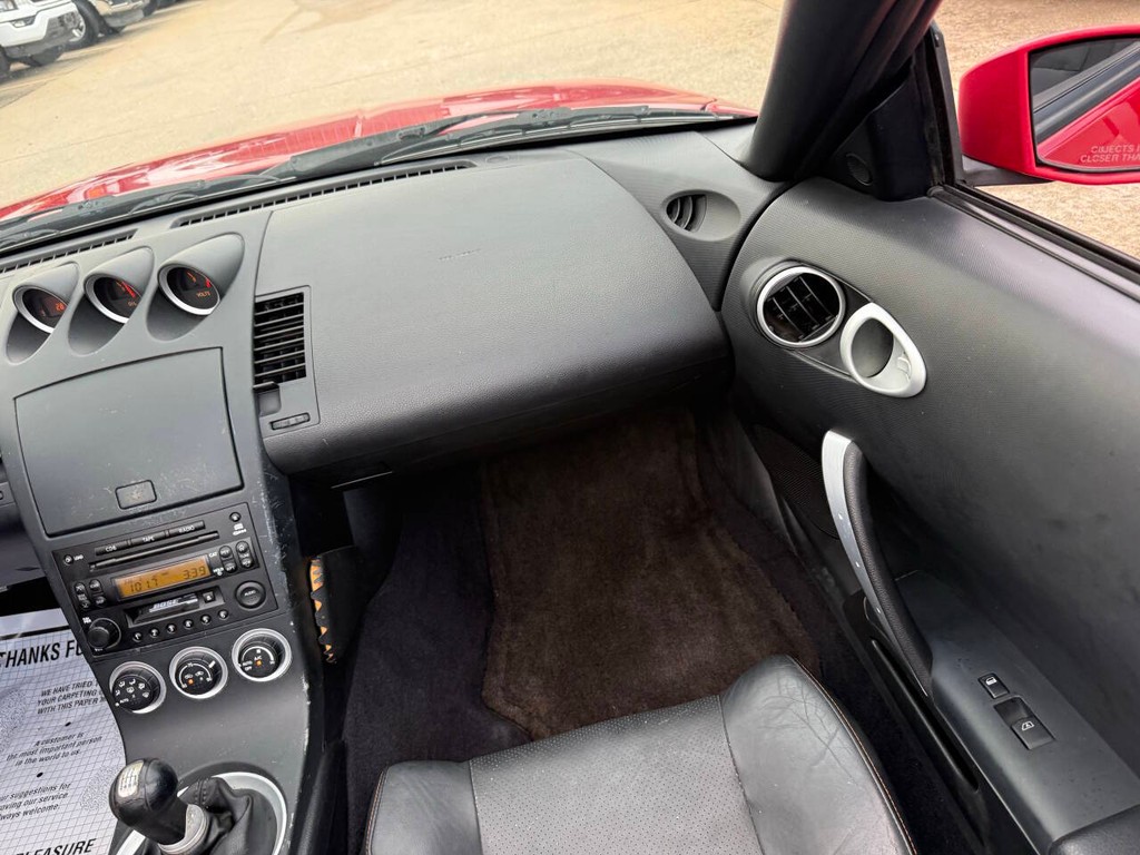 Nissan 350Z Vehicle Full-screen Gallery Image 15