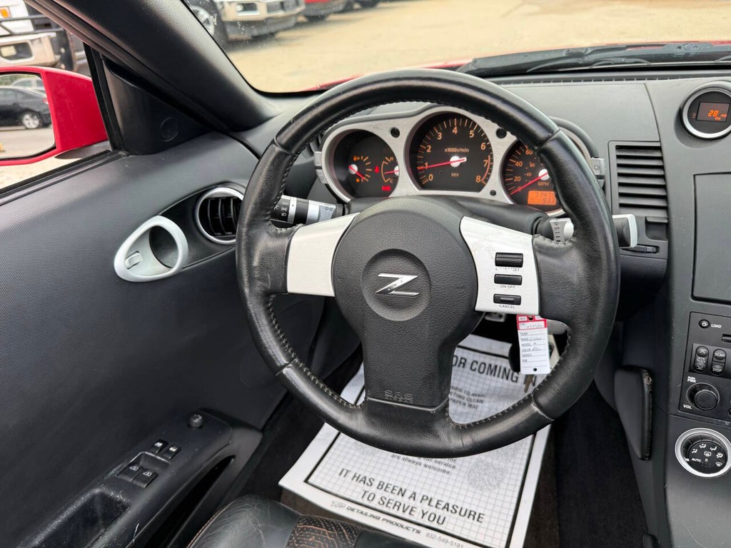 Nissan 350Z Vehicle Full-screen Gallery Image 17