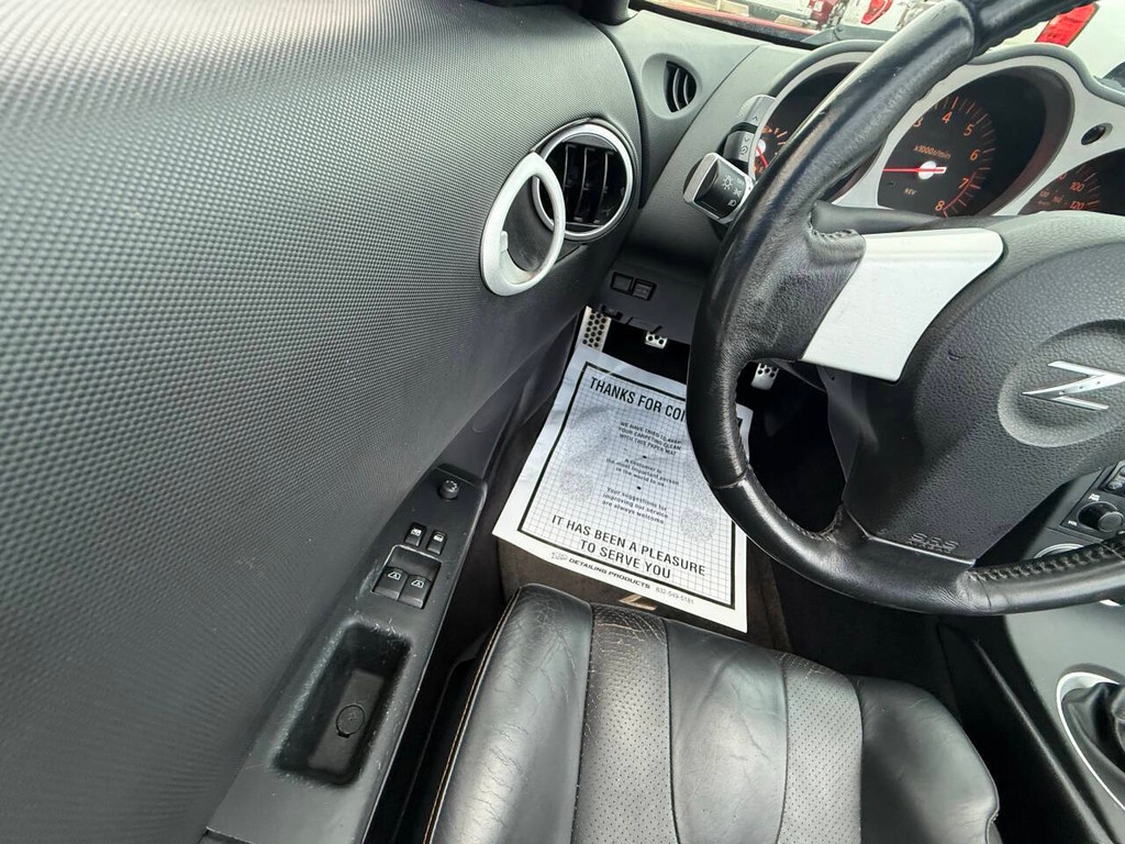 Nissan 350Z Vehicle Full-screen Gallery Image 23