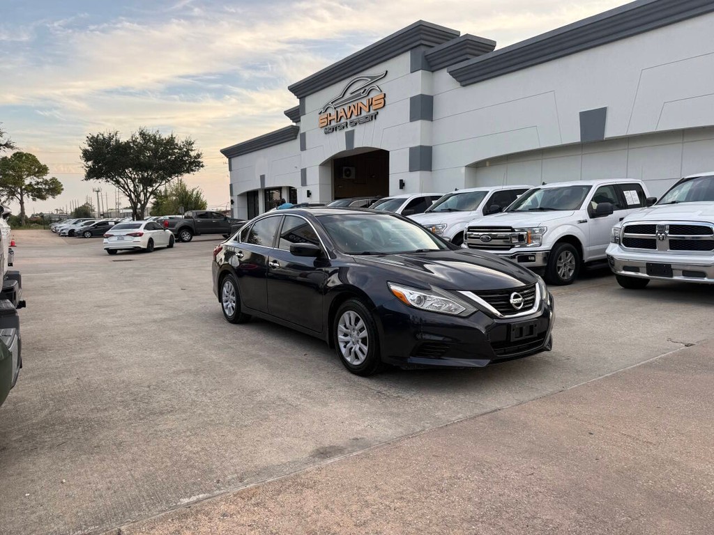 Nissan Altima Vehicle Full-screen Gallery Image 02