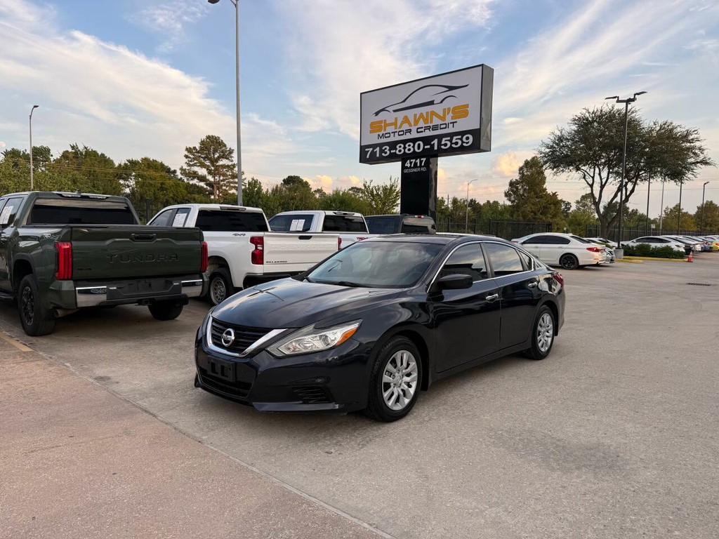 Nissan Altima Vehicle Full-screen Gallery Image 03