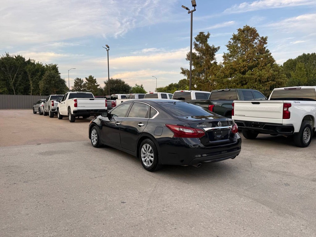 Nissan Altima Vehicle Full-screen Gallery Image 04