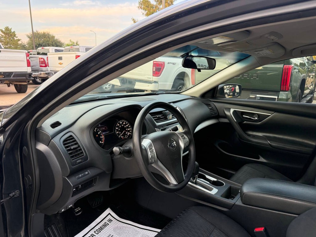 Nissan Altima Vehicle Full-screen Gallery Image 06