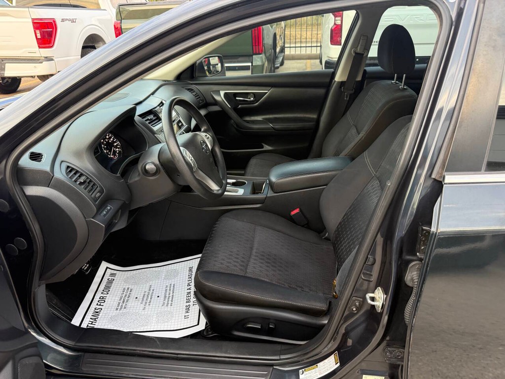 Nissan Altima Vehicle Full-screen Gallery Image 07