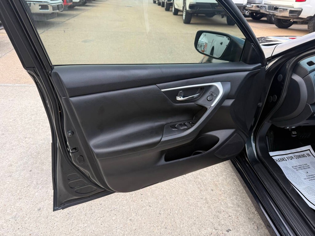Nissan Altima Vehicle Full-screen Gallery Image 08