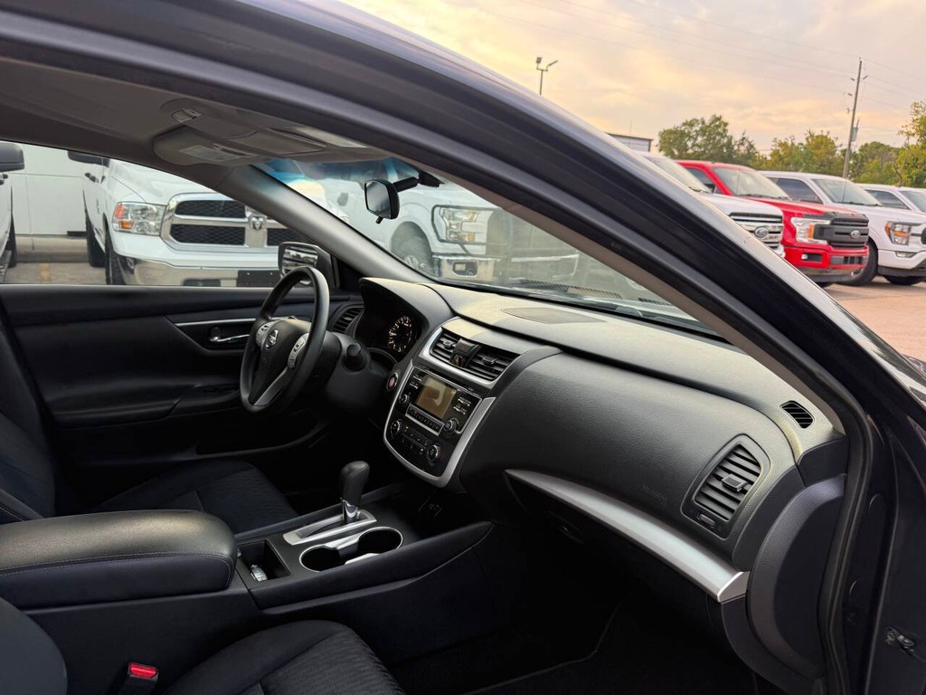 Nissan Altima Vehicle Full-screen Gallery Image 09