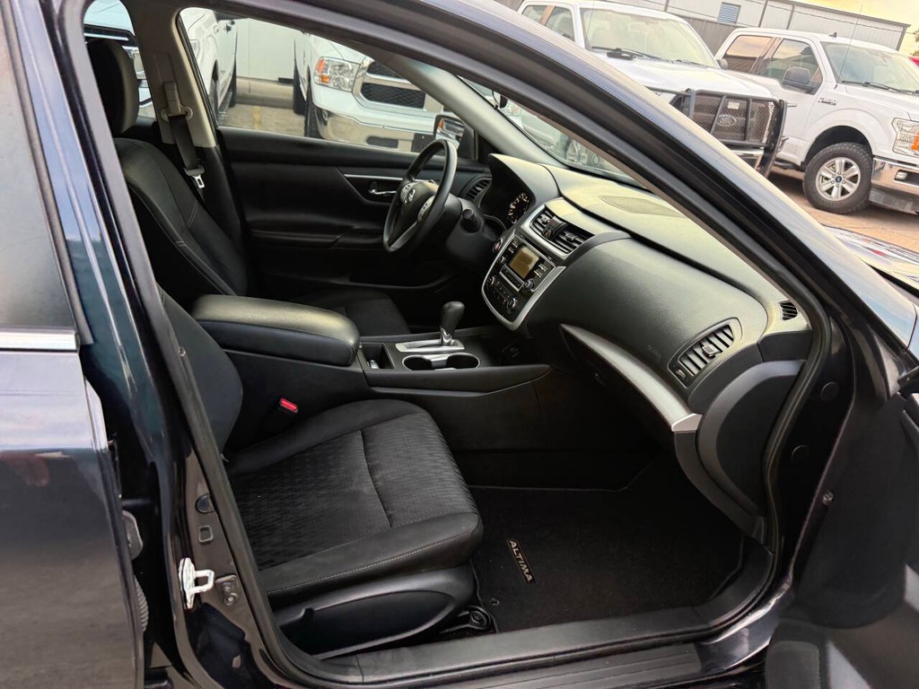 Nissan Altima Vehicle Full-screen Gallery Image 10