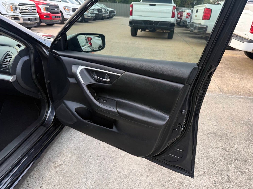 Nissan Altima Vehicle Full-screen Gallery Image 11