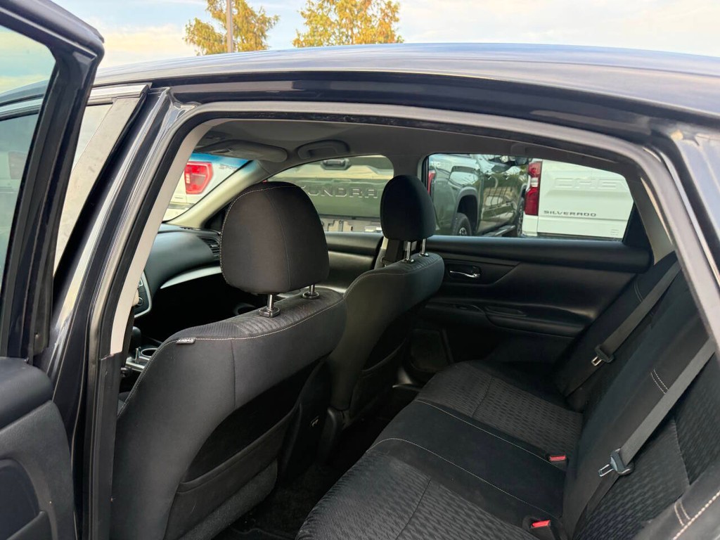 Nissan Altima Vehicle Full-screen Gallery Image 12