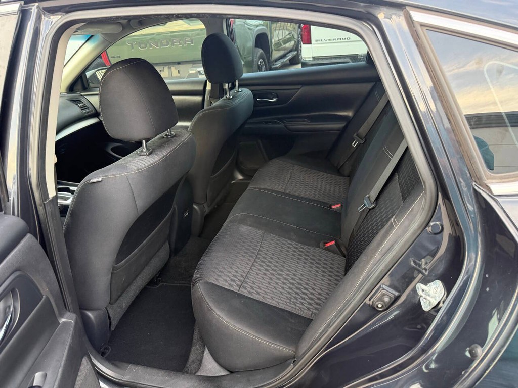 Nissan Altima Vehicle Full-screen Gallery Image 13