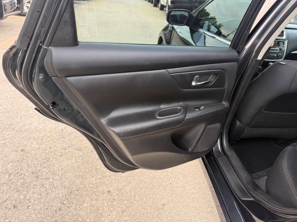 Nissan Altima Vehicle Full-screen Gallery Image 14