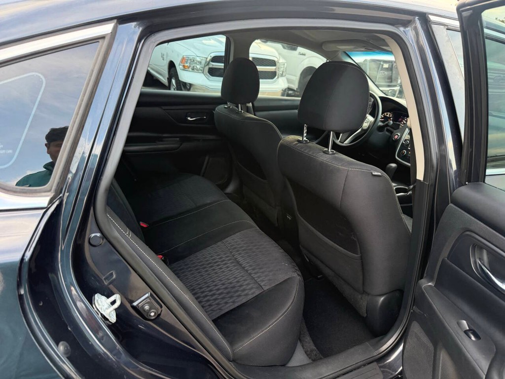 Nissan Altima Vehicle Full-screen Gallery Image 15