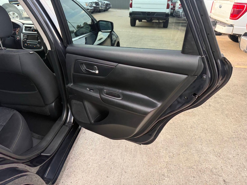 Nissan Altima Vehicle Full-screen Gallery Image 16