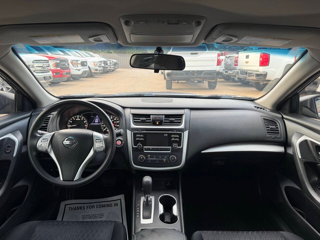 Nissan Altima Vehicle Full-screen Gallery Image 17