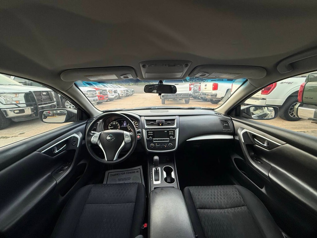 Nissan Altima Vehicle Full-screen Gallery Image 18