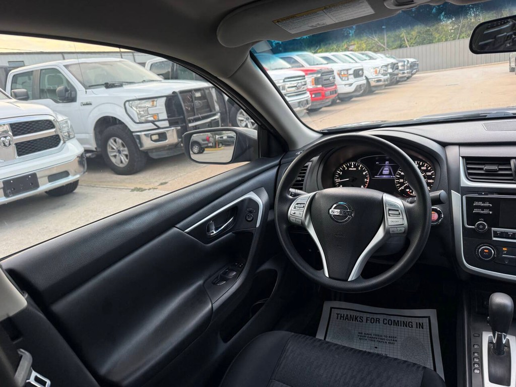 Nissan Altima Vehicle Full-screen Gallery Image 19