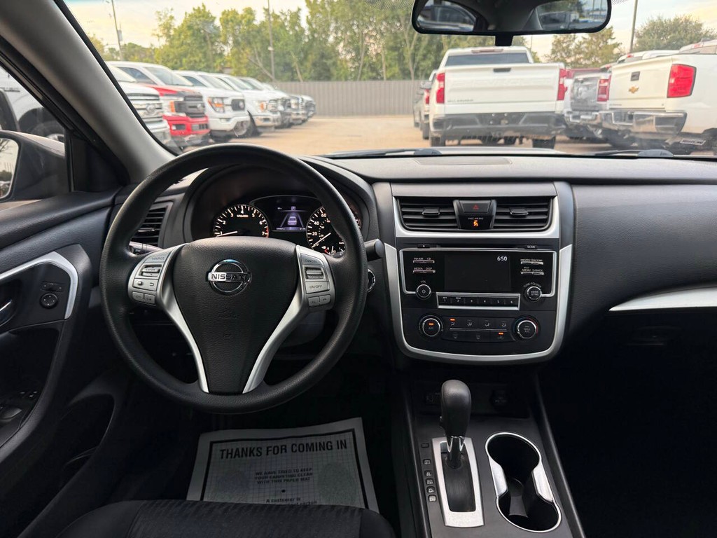 Nissan Altima Vehicle Full-screen Gallery Image 21