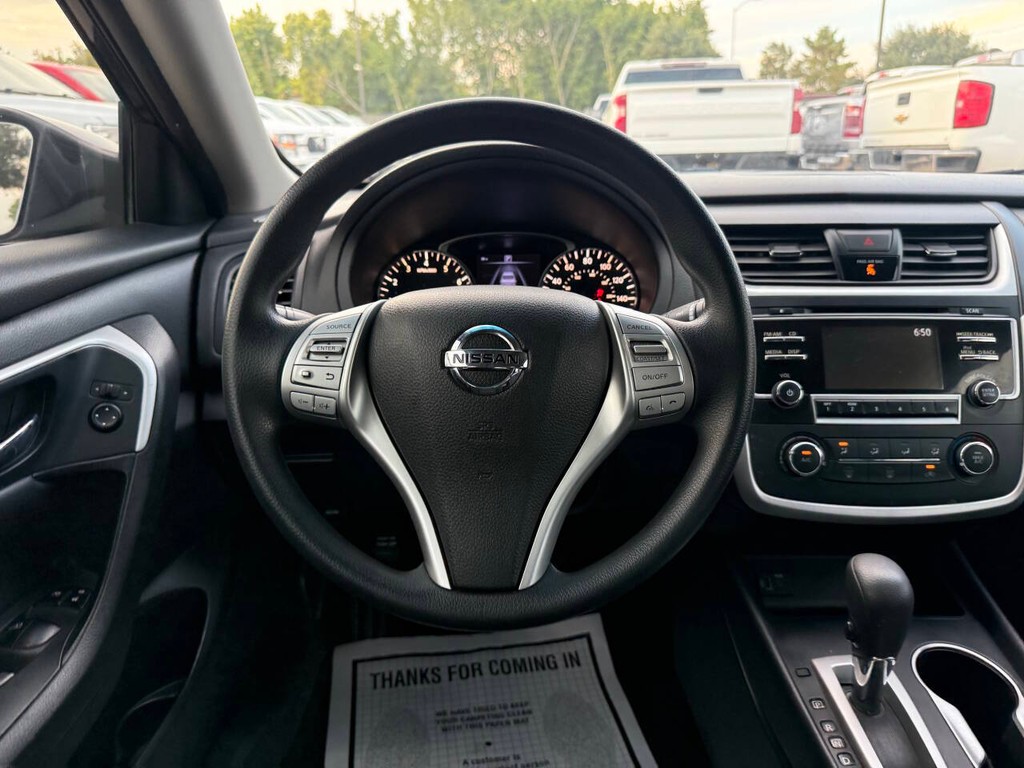 Nissan Altima Vehicle Full-screen Gallery Image 22