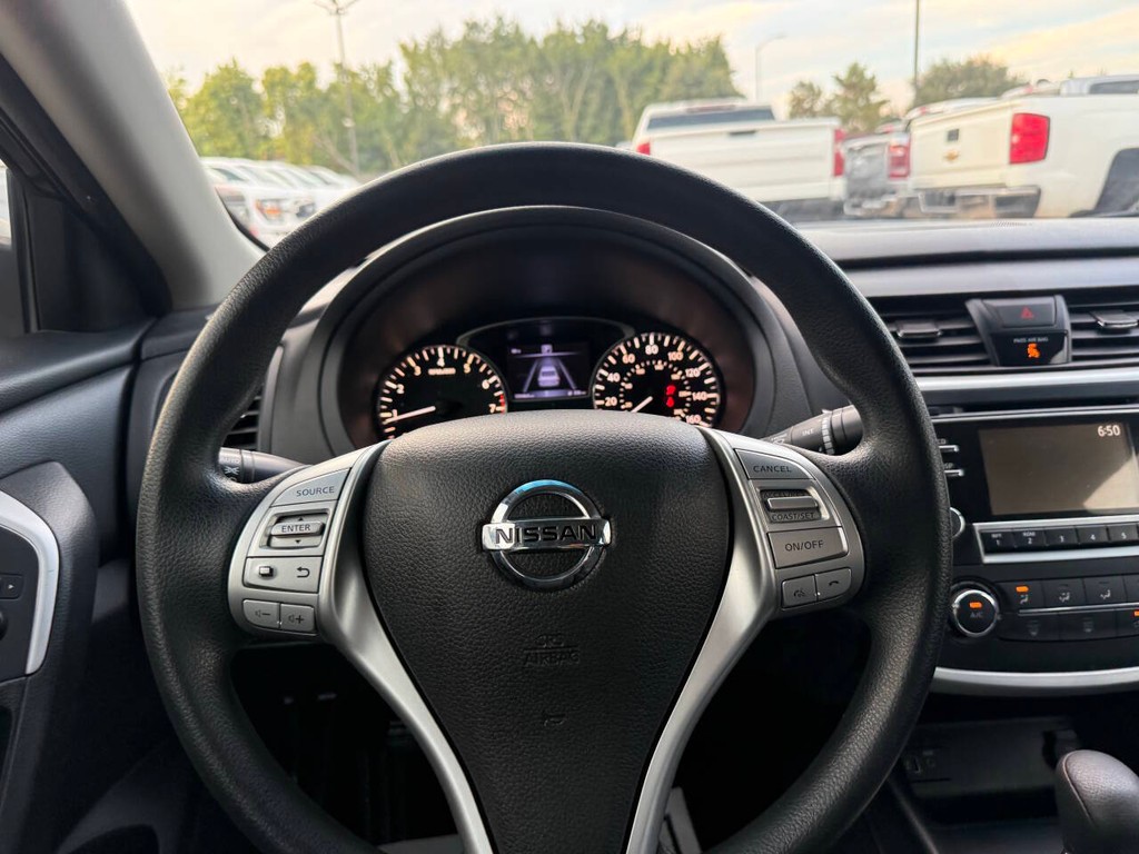 Nissan Altima Vehicle Full-screen Gallery Image 23