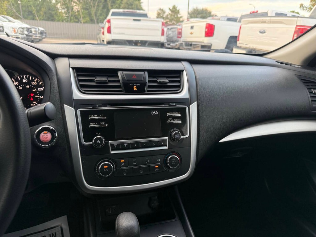 Nissan Altima Vehicle Full-screen Gallery Image 24