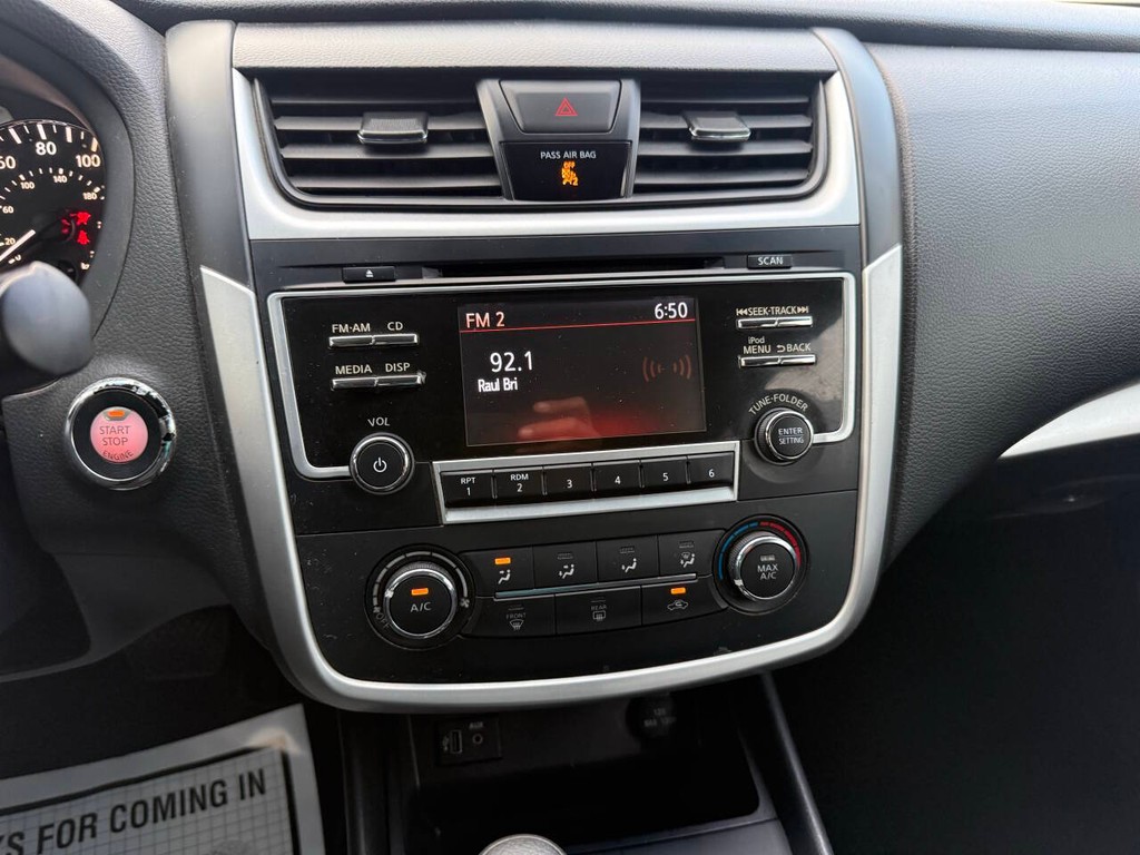 Nissan Altima Vehicle Full-screen Gallery Image 25