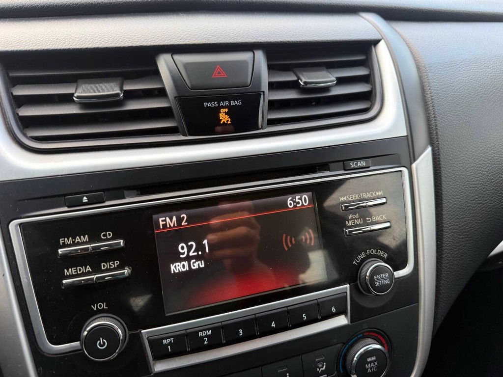 Nissan Altima Vehicle Full-screen Gallery Image 27