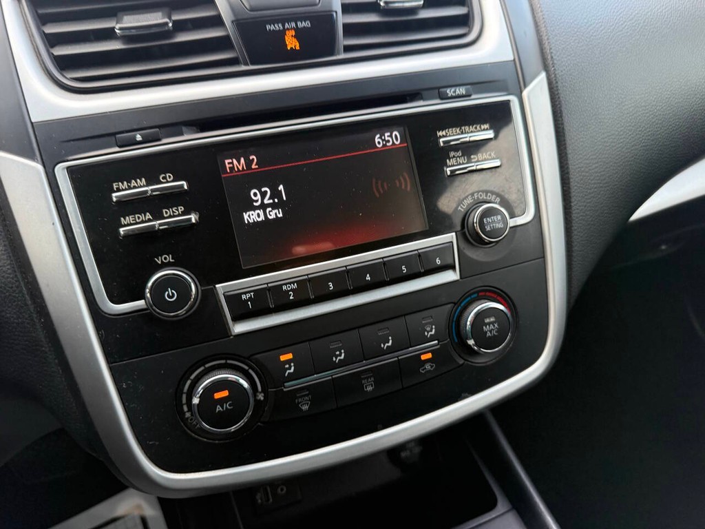 Nissan Altima Vehicle Full-screen Gallery Image 28