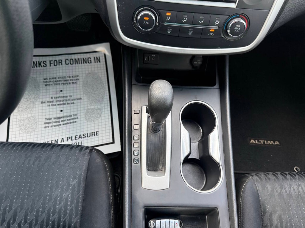 Nissan Altima Vehicle Full-screen Gallery Image 29