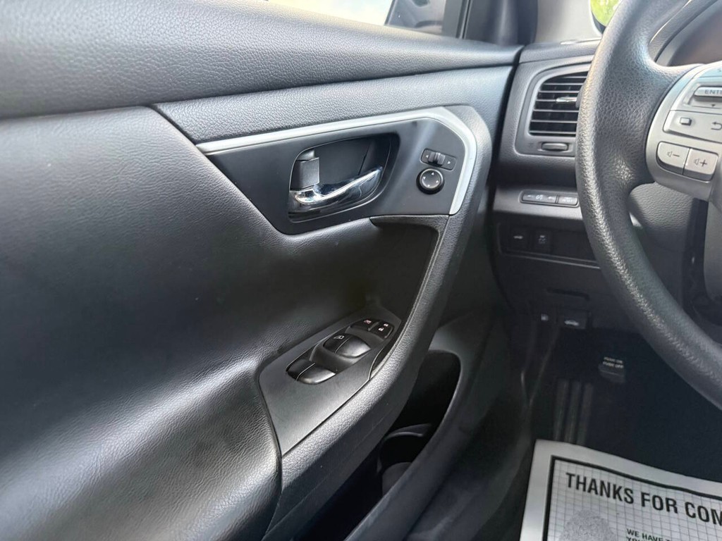 Nissan Altima Vehicle Full-screen Gallery Image 30