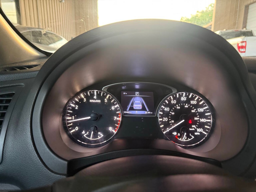 Nissan Altima Vehicle Full-screen Gallery Image 31