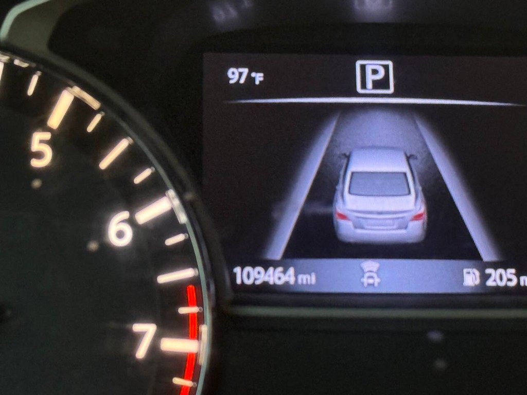 Nissan Altima Vehicle Full-screen Gallery Image 32