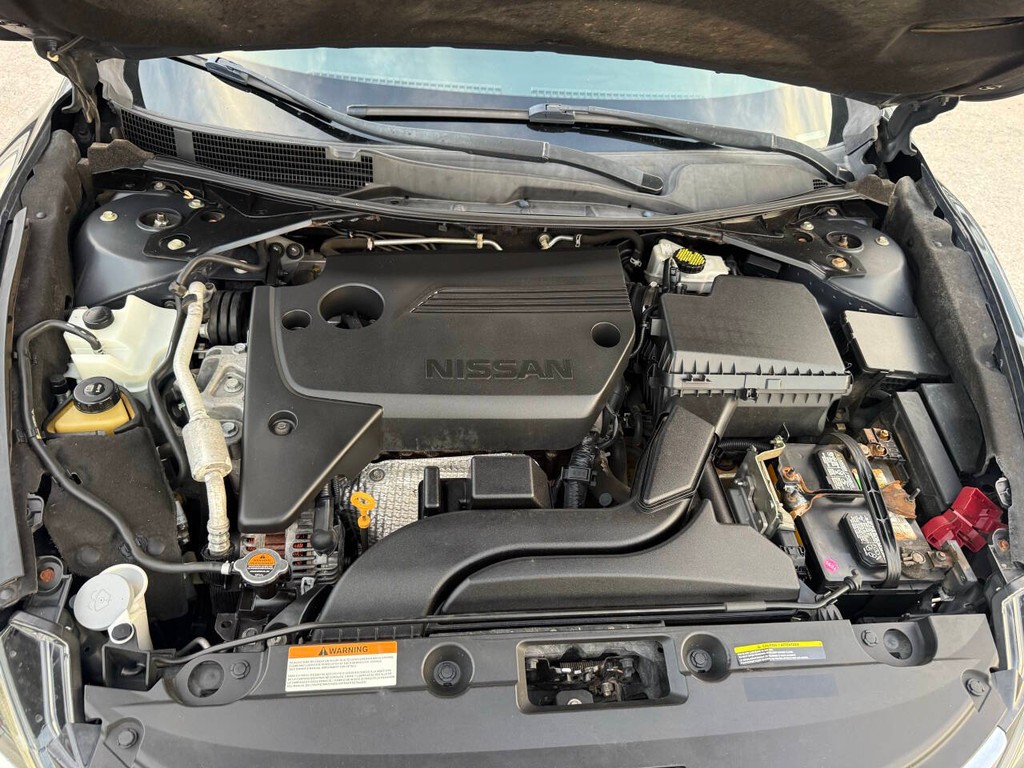 Nissan Altima Vehicle Full-screen Gallery Image 34