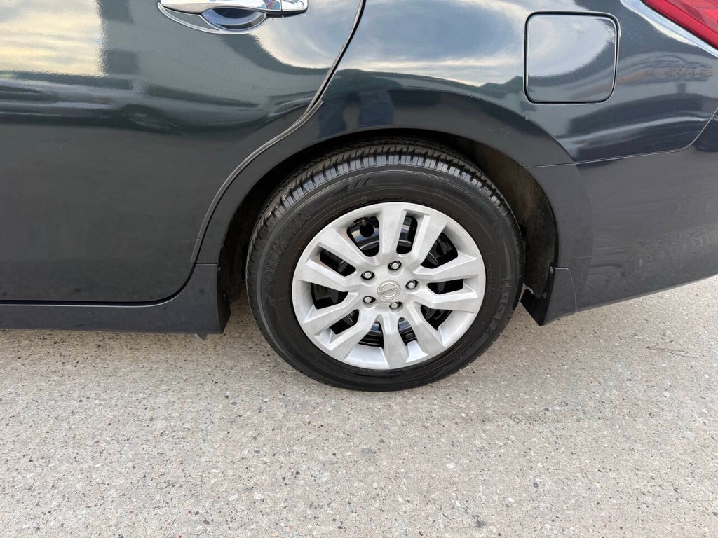 Nissan Altima Vehicle Full-screen Gallery Image 35