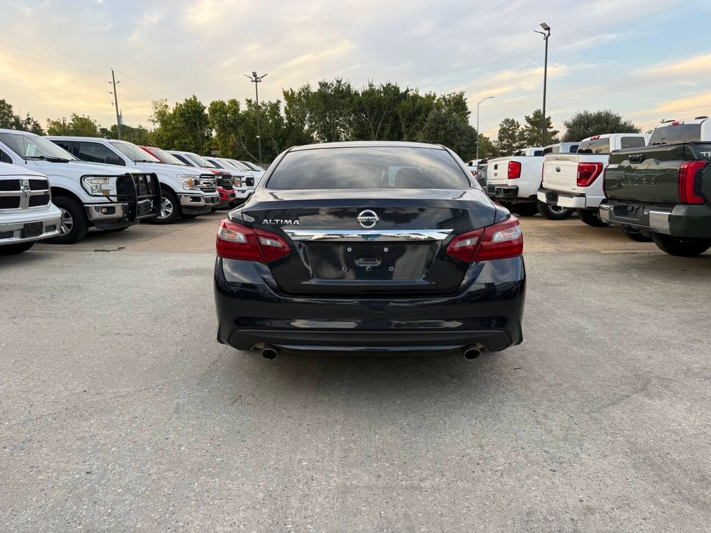 Nissan Altima Vehicle Full-screen Gallery Image 37