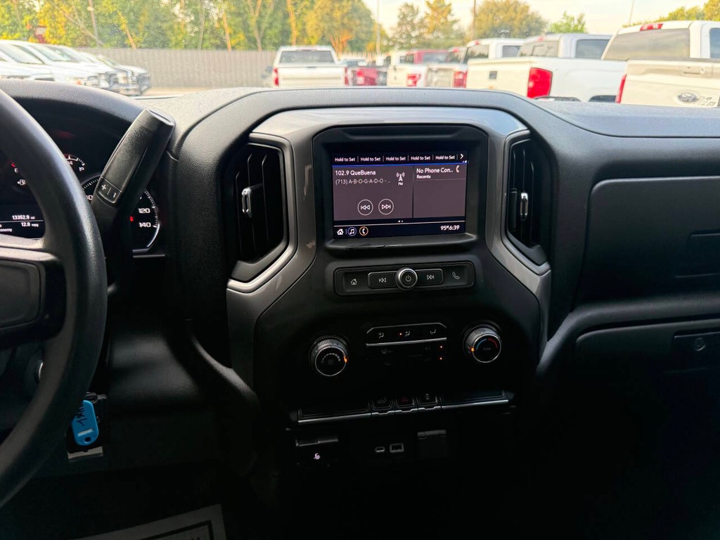 Chevrolet Silverado 1500 Vehicle Full-screen Gallery Image 24