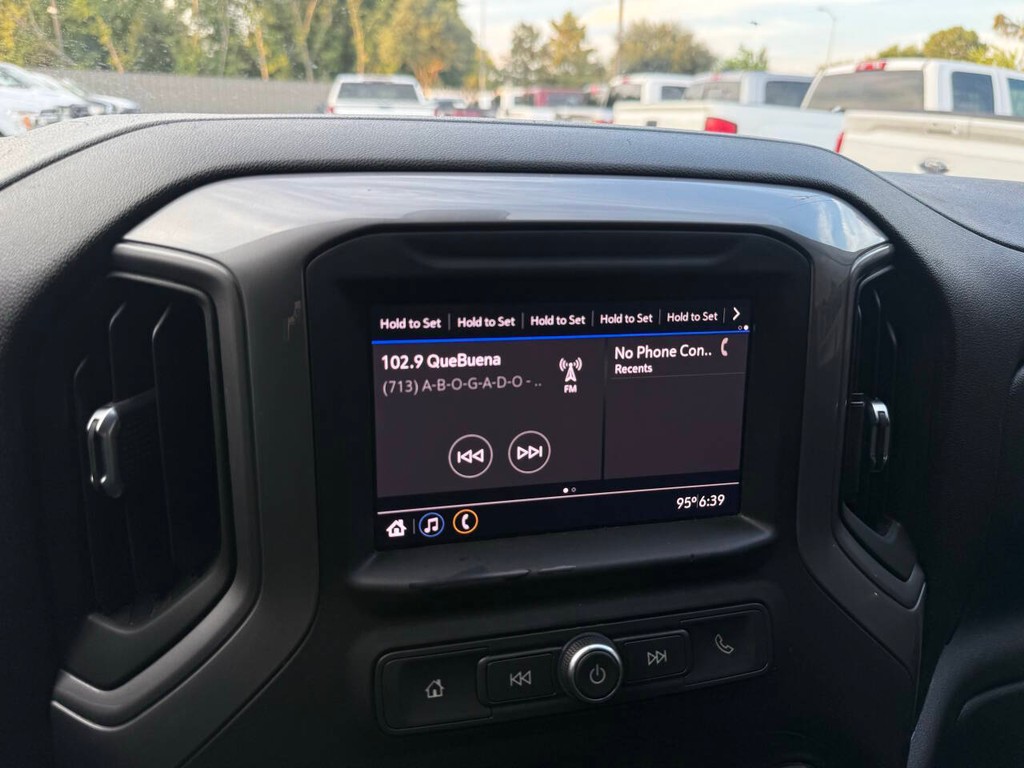 Chevrolet Silverado 1500 Vehicle Full-screen Gallery Image 25